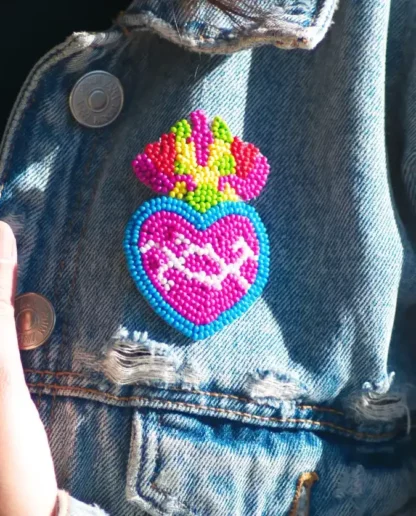 Colored heart brooch - Tienda Esquipulas