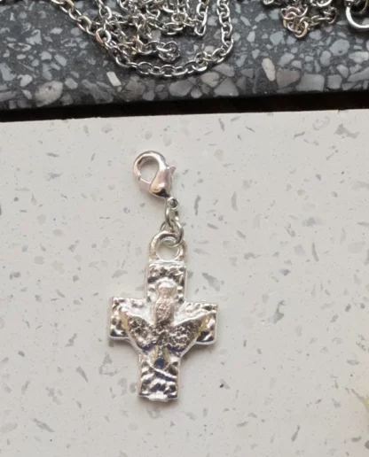 Charm croix argenté () - Tienda Esquipulas