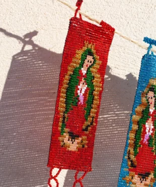 Bracelet manchette Vierge Guadalupe rouge (Bracelet manchette) - Tienda Esquipulas